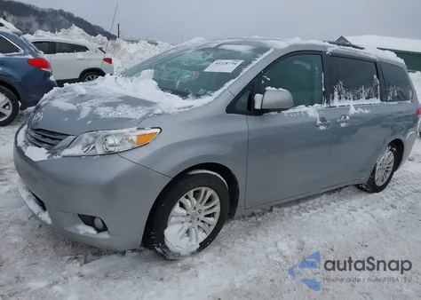 2012 Toyota Sienna Xle V6 8 Passenger z USA, uszkodzony, nr VIN 5TDYK3DC4CS245890